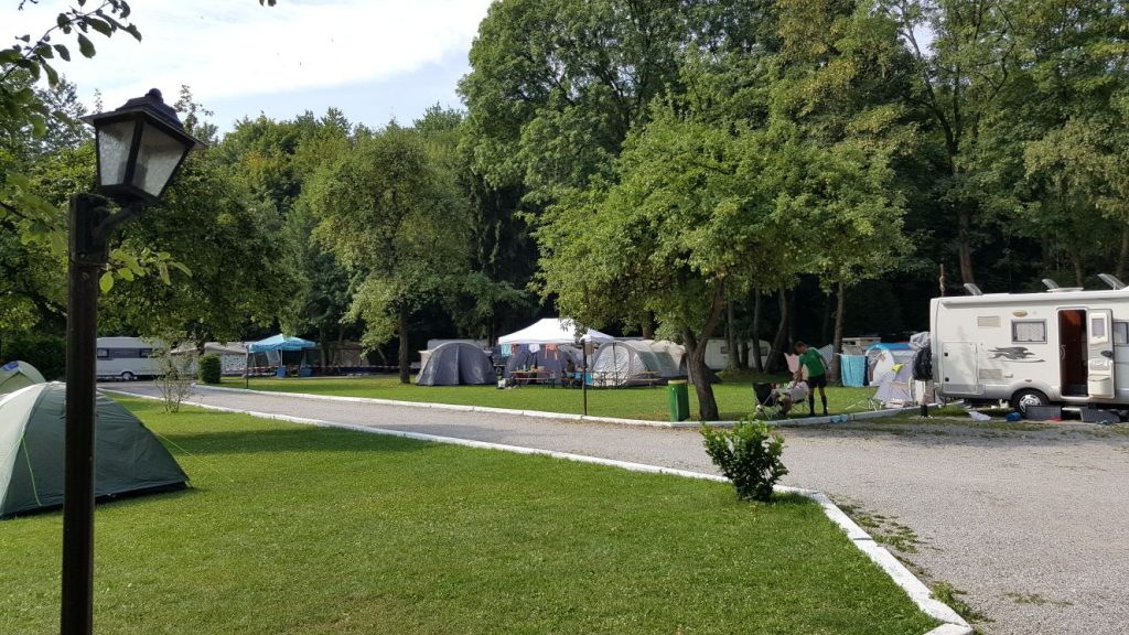 Campingplatz Impressionen - Laterne, Campingwiese mit Zelten und Wohnmobilen
