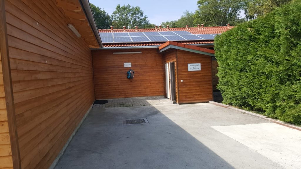 Wasserfüllstation mit ausrollbarem Schlauch, Grauwasserschütte, Chemietoilette und Frischwasser