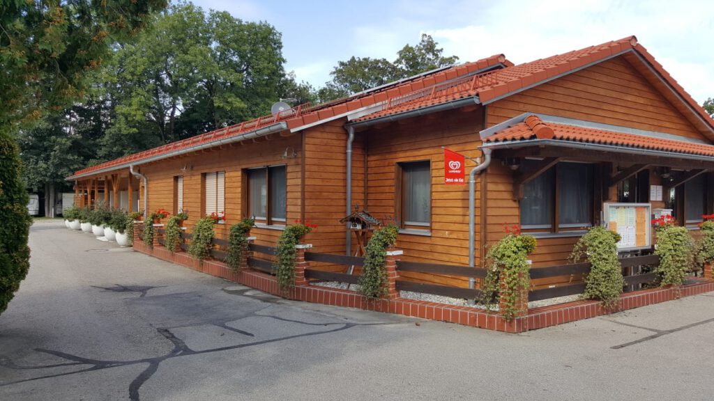 Campingplatz Rezeption seitlich